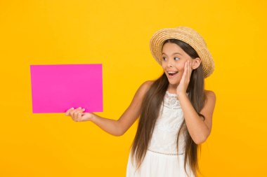 Vay canına. Yaz tatili ve tatil. Mutlu çocukluk. Küçük kızın kağıt çarşaf tutmasına şaşırdım. Çocuklar için plaj modası. Sarı arka planda küçük bir çocuk. Yaz kampı aktivitesi. Boşluğu kopyala