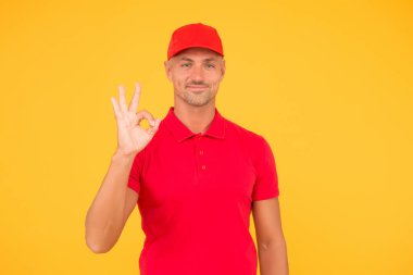 Ücretsiz. Nakliye aracı. Mükemmel bir atış. Teslimatçı sarı arka plan. Ekspres kurye servisi. Paket posta paketi. Teslimat kopyalama alanı. Kasiyer dükkanı çalışanları. Kara Cuma