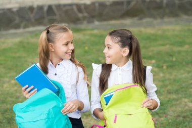 Halk kütüphanesi ve okuma odası. Kütüphane okuyucuları dışarıda. Okul kütüphanesi. Mutlu çocuklar kütüphane kitaplarını tutarlar. Küçük kitap kurtları. Bibliopol. Kitapçı. Okuduğun her kitap beynine yeni bir raf ekliyor.