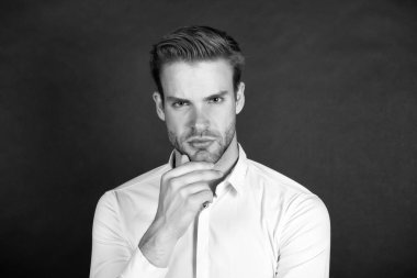 Beklenmedik durumlarla başa çıkmak. Kriz sorunu. Resmi kıyafetli bir iş adamı. Kendine güvenen adam düşünüyor. İş sorununu çöz. Kriz müdahalesi. Kriz yönetimi. Ekonomi problemi. Çözüm