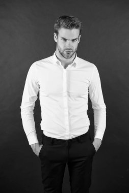 Resmi moda. Mesleki meslek. Finansal danışman. Beyaz yakalı işçi. Erkek giyim tarzı. Yakışıklı bir ofis çalışanı. Katiplik ve ortadaki zincir yönetimi. Adam çok şık giyinmiş.