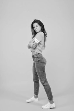 Merhaba güzelim. Şehvetli kadın sarı arka plan. Gündelik tarzda seksi bir kadın. Güzel görünümlü seksi kadın. Uzun esmer saçlı güzel bir kadın. Moda ve tarz. Güzellik salonu