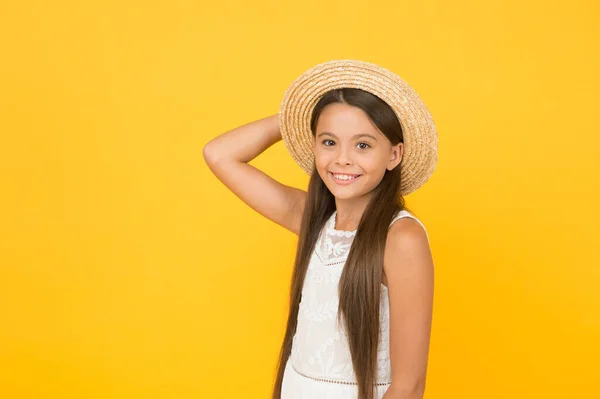 気にしないし急ぐ必要もない。夏の天気予報。休暇の時間だ。女の子は麦藁帽子をかぶっている。ファッションと美しさ。子供の頃の幸せ。幸せな子供たちの日。暑い季節の美しさ — ストック写真