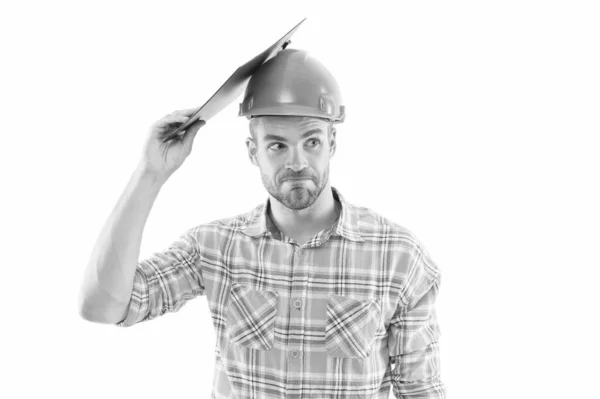 머리 조심 해. 조심하 세요. 안전모를 착용하는건축가는 클립보드로 머리를 보호 한다. 안전과 건강을 건설 한다. 현장에 안전 장치 설치 해. 안전 한 건설 연습. 건축과 건축 — 스톡 사진