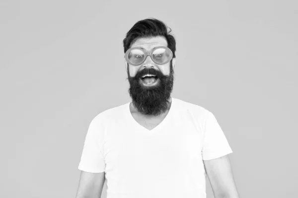 Modebrillen, die Sie tragen möchten. Happy Hipster gelben Hintergrund. Hipster lächeln in schicken Brillen. Bärtige Männer tragen trendigen Hipster-Stil. Kaukasischer Hipster mit dicken Barthaaren und Schnurrbart — Stockfoto