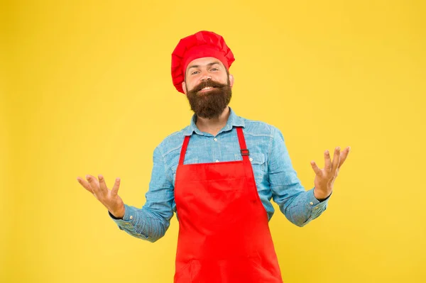 Prêmio de Excelência. empresa de catering. Bem-vindos ao nosso café. Hora do almoço. Chef barbudo de sucesso. cozinheiro macho de chapéu e avental. homem profissional cozinhar. restaurante cozinha e culinária — Fotografia de Stock