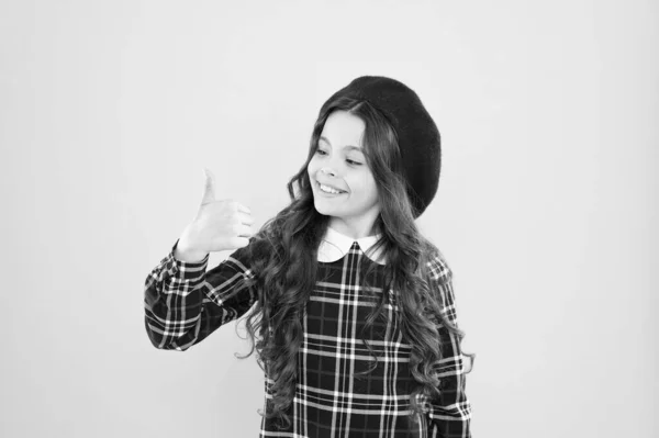 Niño pelo largo rizado con sombrero. Feliz colegiala elegante uniforme. Concepto de infancia feliz. Feliz retrato de niño alegre sonriente. Pequeña chica bonito peinado. Una chica genial. Tienda de moda. Accesorio de lujo —  Fotos de Stock