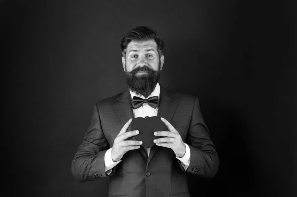 Romantik und Dating. Gentleman romantische Seele. Der Mensch trägt ein Herz als Symbol der Liebe. Partnervermittlungen. Gentleman-Konzept. Wahrer Gentleman. Valentinstag. Gepflegter gutaussehender bärtiger Mann trägt Smoking — Stockfoto