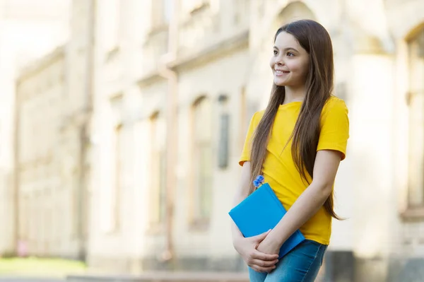 Studium des Buches. Glückliche Kinder halten Schulbücher in der Hand. Viel Spaß beim Lernen. Studieren für Prüfungen. Lernen und Lernen. Studium und Ausbildung. Schulbibliothek. Freude am Lernen, Kopierraum — Stockfoto