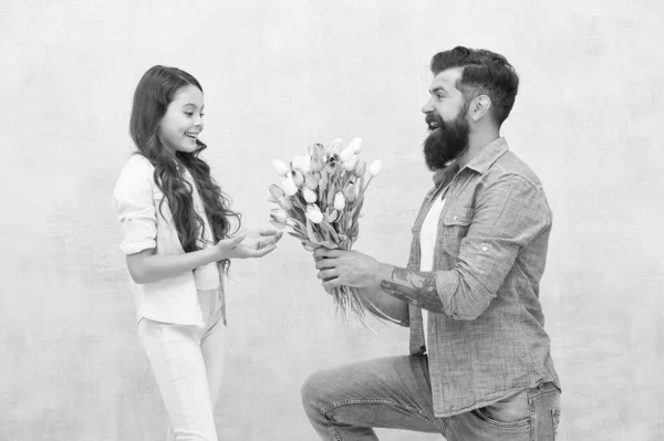 Grattis på födelsedagen. Ge tulpaner till dottern. Man tulpaner bukett. Far tulpaner flicka. Pappa med blommor. Födelsedagsfirande. Internationella kvinnodagen. Pappadagen. Blomsteraffär. Familjetradition — Stockfoto