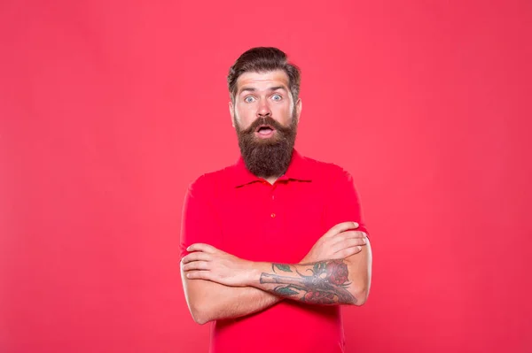 Perfecte man. Portret van een bebaarde man met een rode achtergrond. Brutale blanke man met snor. Hipster met baard. Kapsalon. Ongeschoren man met baard. Brutaliteit en vertrouwen. Kapper model — Stockfoto