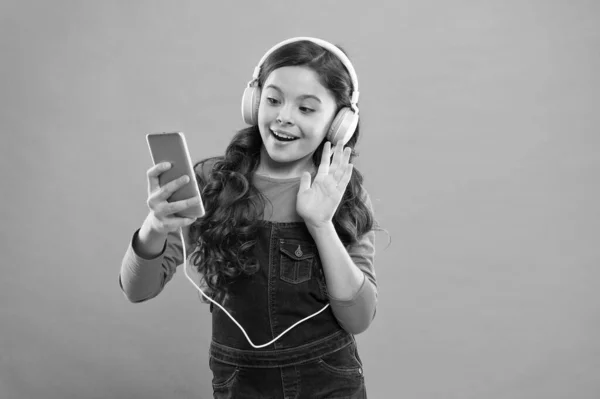 Τρόπος ζωής του blogger. Βίντεο κλήση. Μικρό κορίτσι με smartphone. Μικρό κορίτσι που χρησιμοποιεί κινητό τηλέφωνο. Παιδί μαθαίνει νέα τεχνολογία. Χαριτωμένος χρήστης τεχνολογίας κινητών τηλεφώνων. Παρακολούθηση βίντεο στην κινητή συσκευή — Φωτογραφία Αρχείου