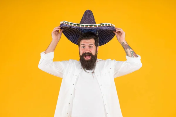 Zomerfestival. Nationale feestdagen. Mexicaanse hoed sombrero. Fijne feestelijke outfit. Spaans kostuum. Mexicaanse viering. Reis naar Mexico. Man met Mexicaanse hoed. Guy vrolijke feestelijke stemming op het feest — Stockfoto