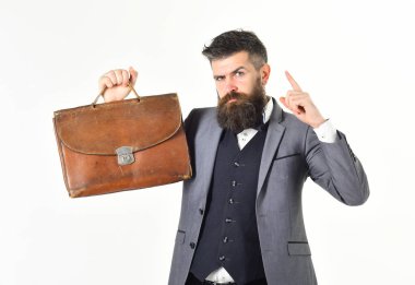 Resmi kıyafet konsepti. Sakallı adam resmi kıyafetler giyiyor ve eski moda bir çanta taşıyor..