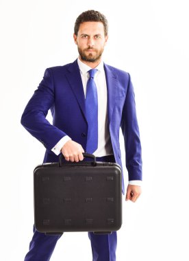 Adam çantayı elinde taşıyor. İş adamları konsepti.