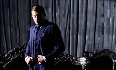 Geçmişinde sakalı olan yakışıklı genç bir iş adamı..