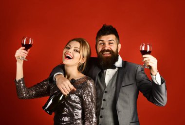 Bayanlar ve baylar merlot şarabıyla kutluyorlar. Parti zamanı kavramı