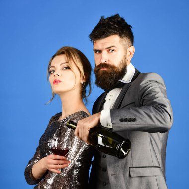 Bayan ve baylar bir bardak şarap ve şişe tutuyor.