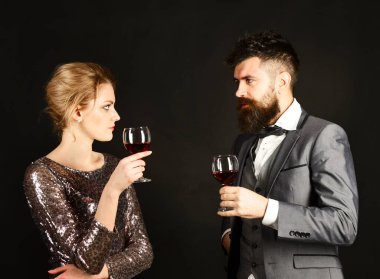 Birbirine aşık çiftler ellerinde kırmızı şarap kadehleriyle