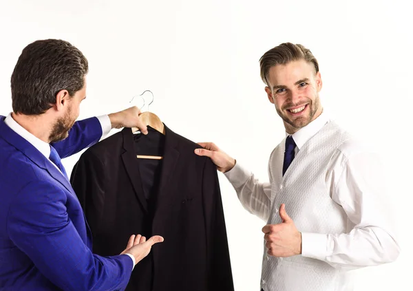 Homens de roupas de negócios segurando jaqueta no cabide — Fotografia de Stock