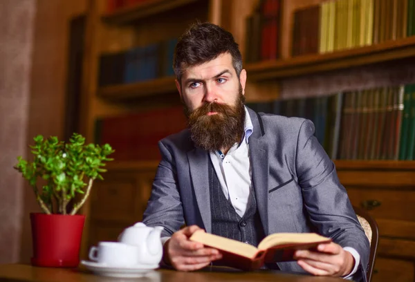 Hombre barbudo en traje inteligente con tetera . —  Fotos de Stock