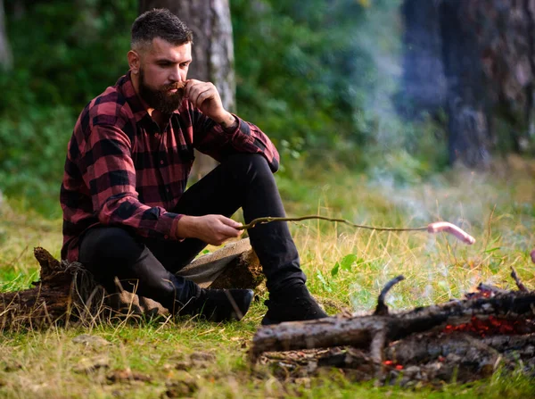 Kerl mit müdem Gesicht und einsam beim Picknick oder Grillen. — Stockfoto