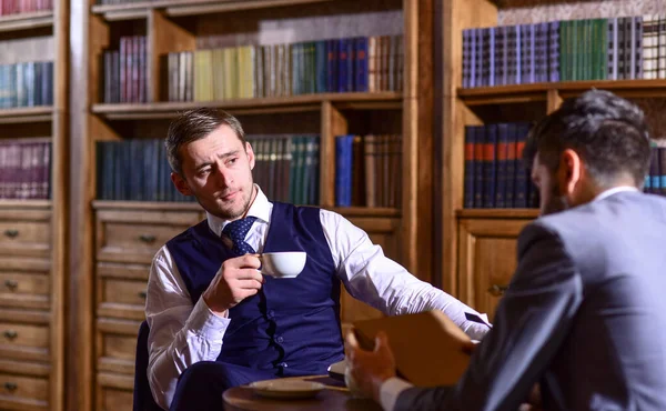 Старомодные умные мужчины пьют чай по британским традициям. . — стоковое фото