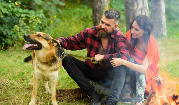 Spaziergang mit Hund. Frau und Mann im Urlaub — Stockfoto