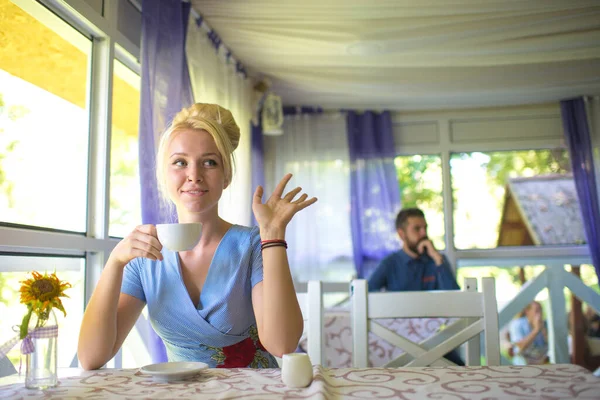 Щаслива блондинка молода жінка з зачіскою махає рукою — стокове фото
