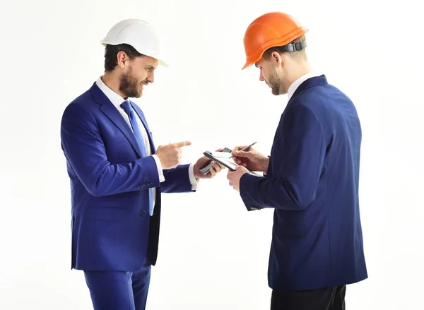 Empreendedor e arquiteto parecem confiantes. Construção, engenharia, conceito de finanças . — Fotografia de Stock