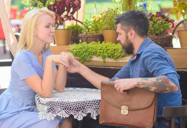 Casal apaixonado sentar no terraço, café ao ar livre, fundo urbano . — Fotografia de Stock