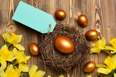 Alışveriş etiketi, yuvada Paskalya yumurtası, bahar narsisliği