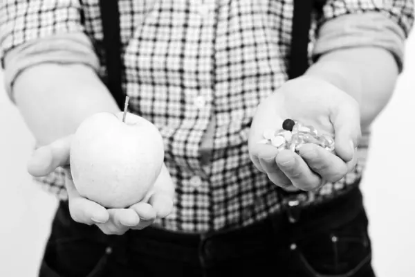 Idé om rätt kost och behandling. Mans händer håller äpple — Stockfoto