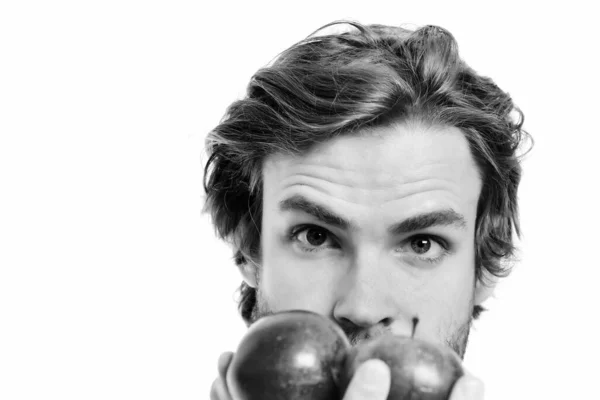 Hombre con mirada atenta a las manzanas rojas en la mano —  Fotos de Stock