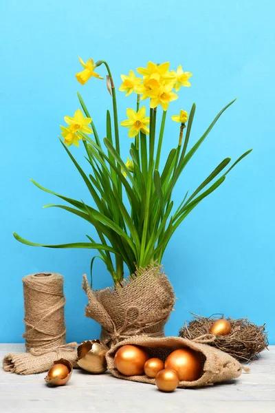 Narciso amarillo primaveral, huevo de Pascua dorado e hilo o cuerda —  Fotos de Stock