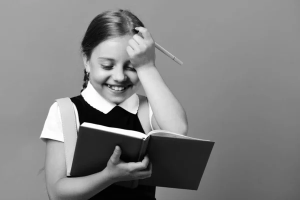 De volta ao conceito de escola e educação. Menina com rosto feliz — Fotografia de Stock