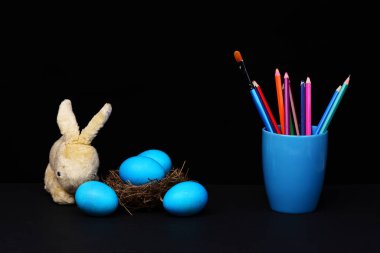 Yuvada geleneksel mavi yumurtalar ve kalem ve fırçalı kupa.