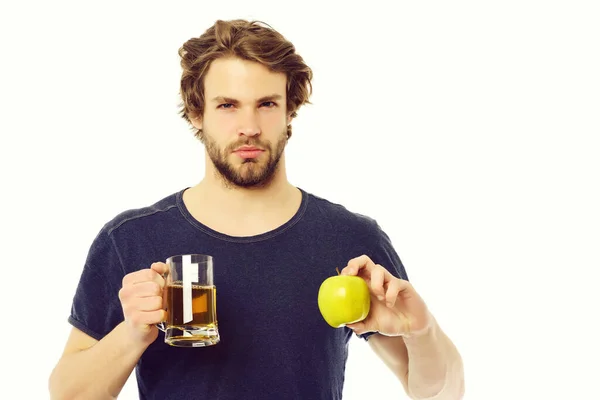 Macho człowiek z silną twarzą trzyma piwo i jabłko — Zdjęcie stockowe