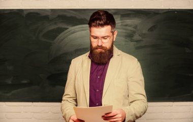 Teoriyi açıklıyorum. Üniversite ve lise. Test için hazırlanın. Öğretmen sakallı adamın elinde karatahta geçmişi var. Öğretmen evrakları. Okul müdürü. Talep eden öğretmen. Sınıfta öğretim görevlisi