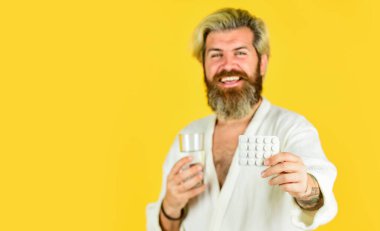 Ağrı kesiciler. Susamış bir adam. Hippi içme suyu ilaçların seçici bir şekilde odaklanmasını sağlar. Baş ağrısı sersemliği. Akşamdan kalma ilacı. Antibiyotik ve eczane. Uyuyan temel insan ihtiyaçları. Akşamdan kalma konsepti