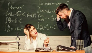 Şok oldum ve yoruldum. Şok olmuş öğrenci elleriyle yüzünü kapatıyor. Seksi kadın öğretmen masasında oturuyor. Şok olmuş suratlı sakallı adam. Hipster şok edici bir ifade sergiliyor. Sorun ve baş ağrısı