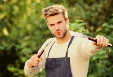 Yardıma ihtiyacım var. Mutfak konsepti. Şef bbq yemeği pişiriyor. piknik malzemeleri. Hafta sonu dışarıda parti var. Aile hafta sonu gezisi. Yaz pikniği. Açık havada et kızartmak için aletler. Man barbekü ızgarası