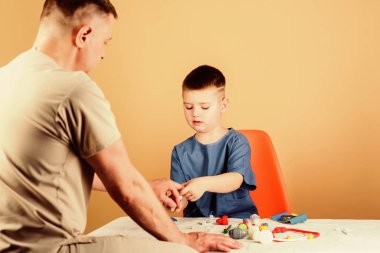 çocukluk. Ebeveynlik. Aile doktoru. Babası steteskoplu mutlu bir çocuk. İlaç ve sağlık. Baba oğul tıp üniforması giyiyorlar. Babasıyla oynayan küçük bir çocuk. Gelecekteki kariyerim. Zaman geçirmek güzel..