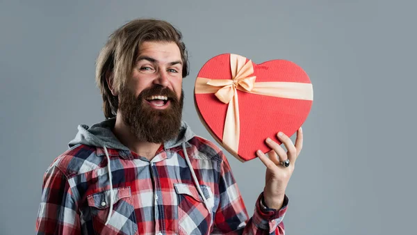 Szerelmes vagyok. Szakállas férfi alkalmi stílus hold ajándék doboz. Itt az ajándékok ideje. szerelem nyaralás és nyaralás. szülinapi meglepetés neki. a házasság évfordulója. Boldog Valentin napot. A szív a szerelem szimbóluma. — Stock Fotó