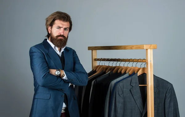 Zakenman ziet er serieus uit. zelfverzekerde kleermaker die mannelijk jasje ontwerpt. Knappe sartor met meetlint. mannelijke schoonheid en mode. Een man met een baard die kleren naait. formele en kantoorkleding — Stockfoto