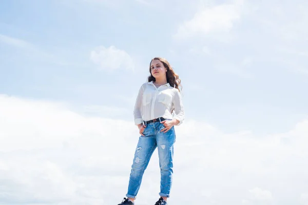 Ambitieus en mooi. kind ontspannen buiten. Ziet er zo stijlvol uit. Mooie zomerdag. schoonheid en mode van kinderen. kapsalon schoonheidssalon. Kindergeluk. Klein modemodel. klein meisje dragen jeans — Stockfoto