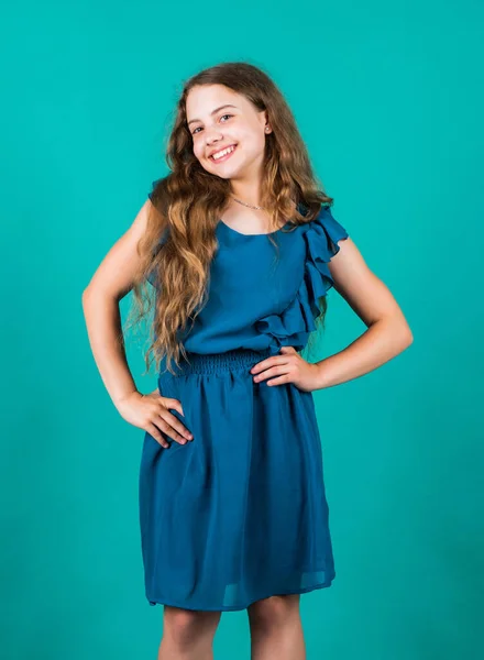 Ritratto di moda di bambino. Elegante bambino moda bambina bambino in abito. elegante bambino carino in posa in studio. Divertimento estivo e concetto di svago. modello di moda posa. il suo stile alla moda. elegante look formale — Foto Stock