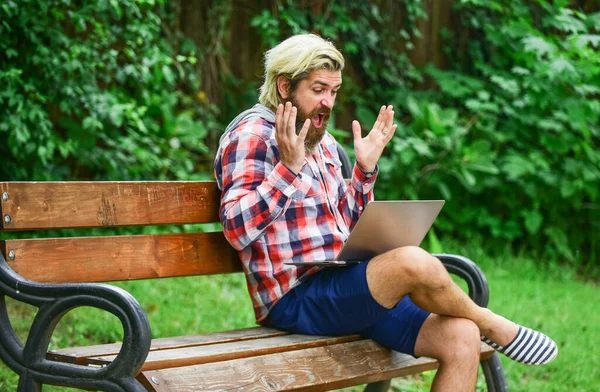 Bilgisayarda çalışan olgun bir öğrenci. Pazartesi günü siber alışverişe git. Adam dizüstü bilgisayarla bankta oturuyor. Online uzak eğitim. Hipster parkta çalışmak için ilham aldı. Çevik iş. Çalışmaya odaklan.