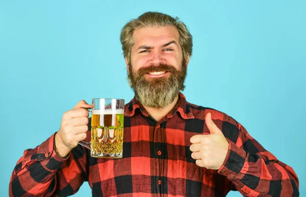 Cerveza de portero. ocio y celebración. Un hombre bebiendo en un bar. Cerveza con espuma. brutal hipster beber cerveza. barbudo barbudo maduro celebrar vaso de cerveza. camarero confiado levantando tostadas — Foto de Stock