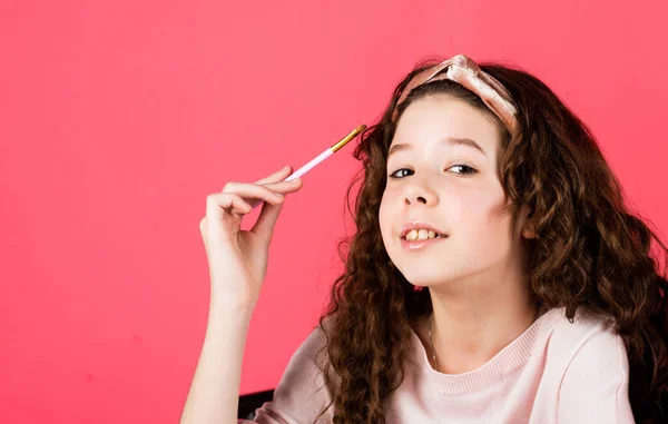 Gelukkig meisje bij de kapper. Kindergeluk. Die retro jongen heeft make-up opgezet. huidverzorging cosmetica voor kinderen. schoonheid en mode. Internationale kinderdag. Volg haar stijl. kopieerruimte — Stockfoto